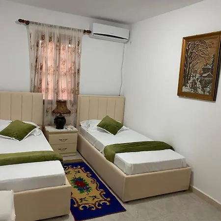 Castle Hostel Μπεράτ